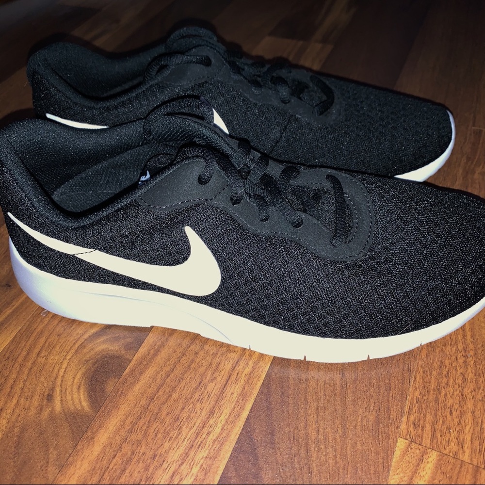 Youth girls size 7/Womens 8-8.5 Nike running shoes
